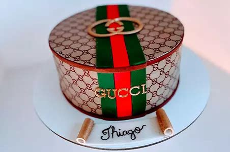 tarta gucci|Tarta Gucci de Fondant Personalizada – Estilo y Sofisticación.